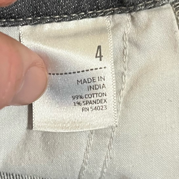 Old Navy size 4 grey cotton blend jean skirt w/ slit on the back - Picture 4 of 6